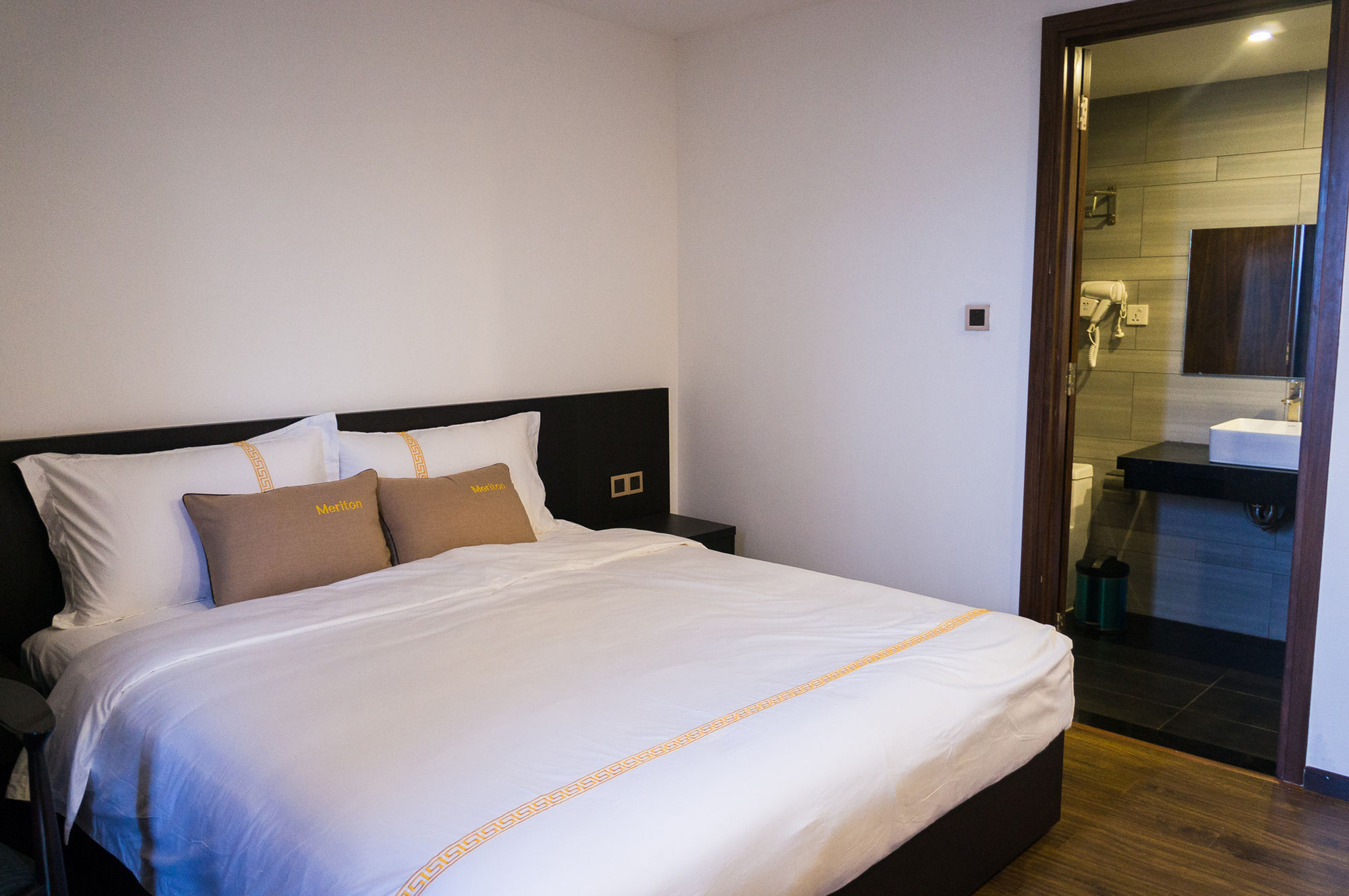 Meriton Hotel На Транг Екстериор снимка
