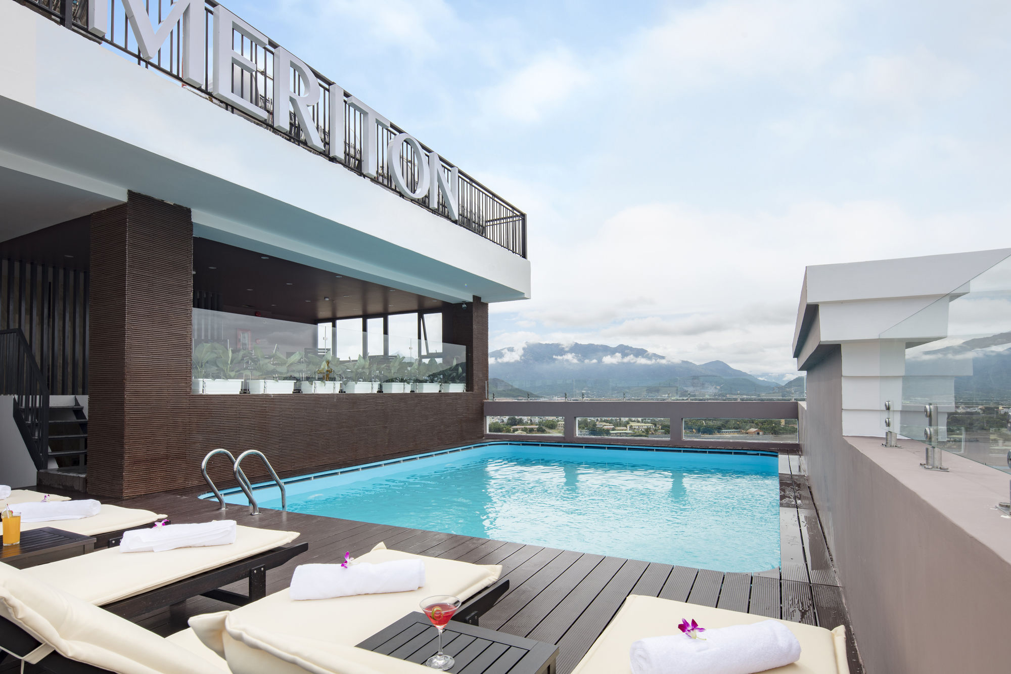 Meriton Hotel На Транг Екстериор снимка